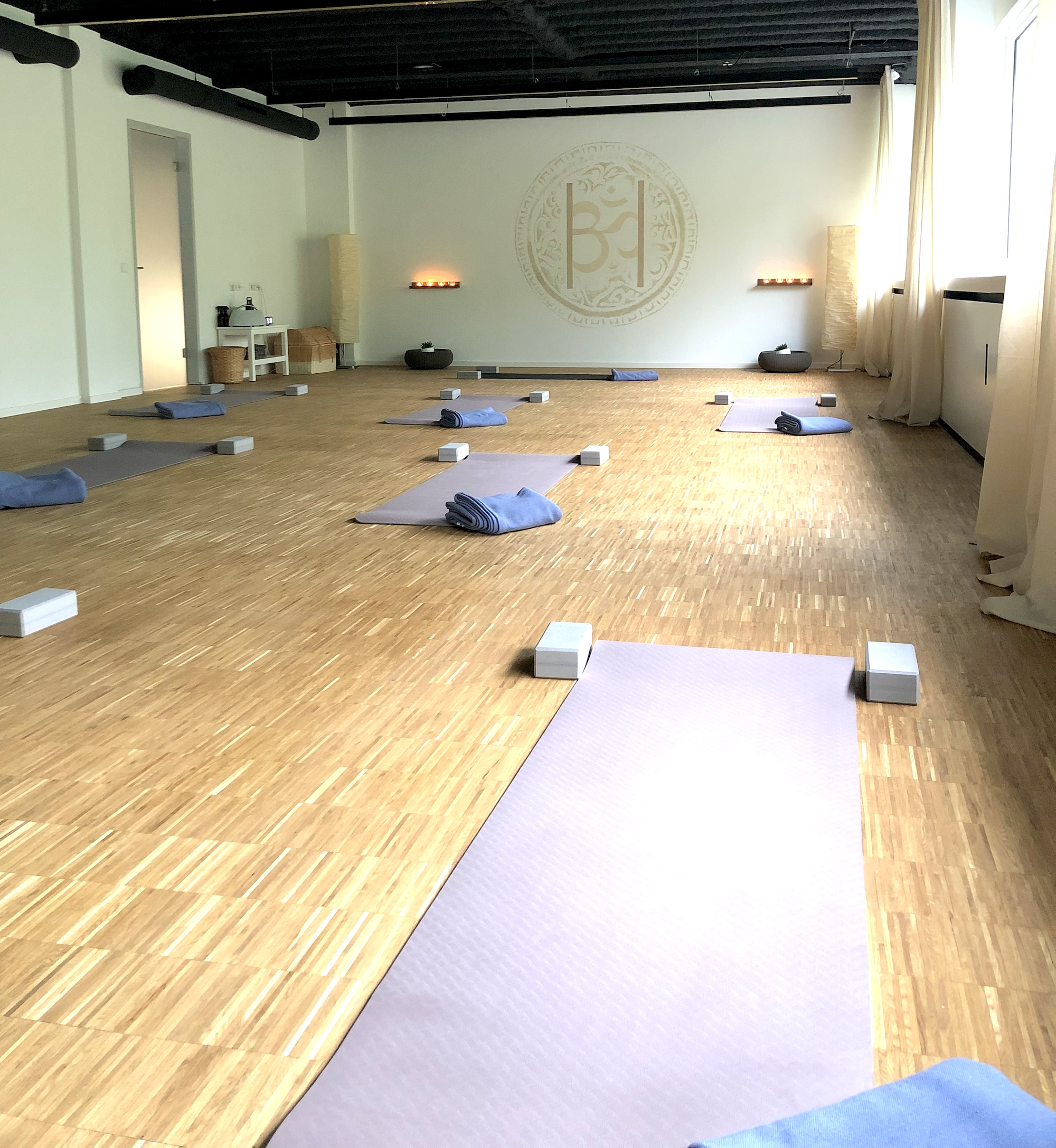 Yogastudio H3 Yogaraum mit Matten